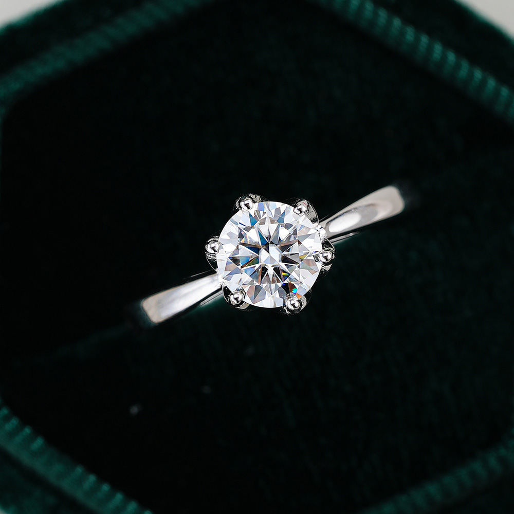 Moissanite Engagement Ring 1 Carat - จอยซ์เจลลี่ คลาสสิค ซิกซ์-คลอว์ โมอิสซาไนต์แหวน S925 เงินสเตอร์ลิง