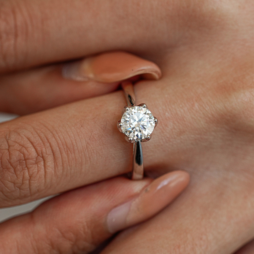 จอยซ์เจลลี่ คลาสสิค ซิกซ์-คลอว - Moissanite Engagement Ring 1 Carat บทวิจารณ์และราคา