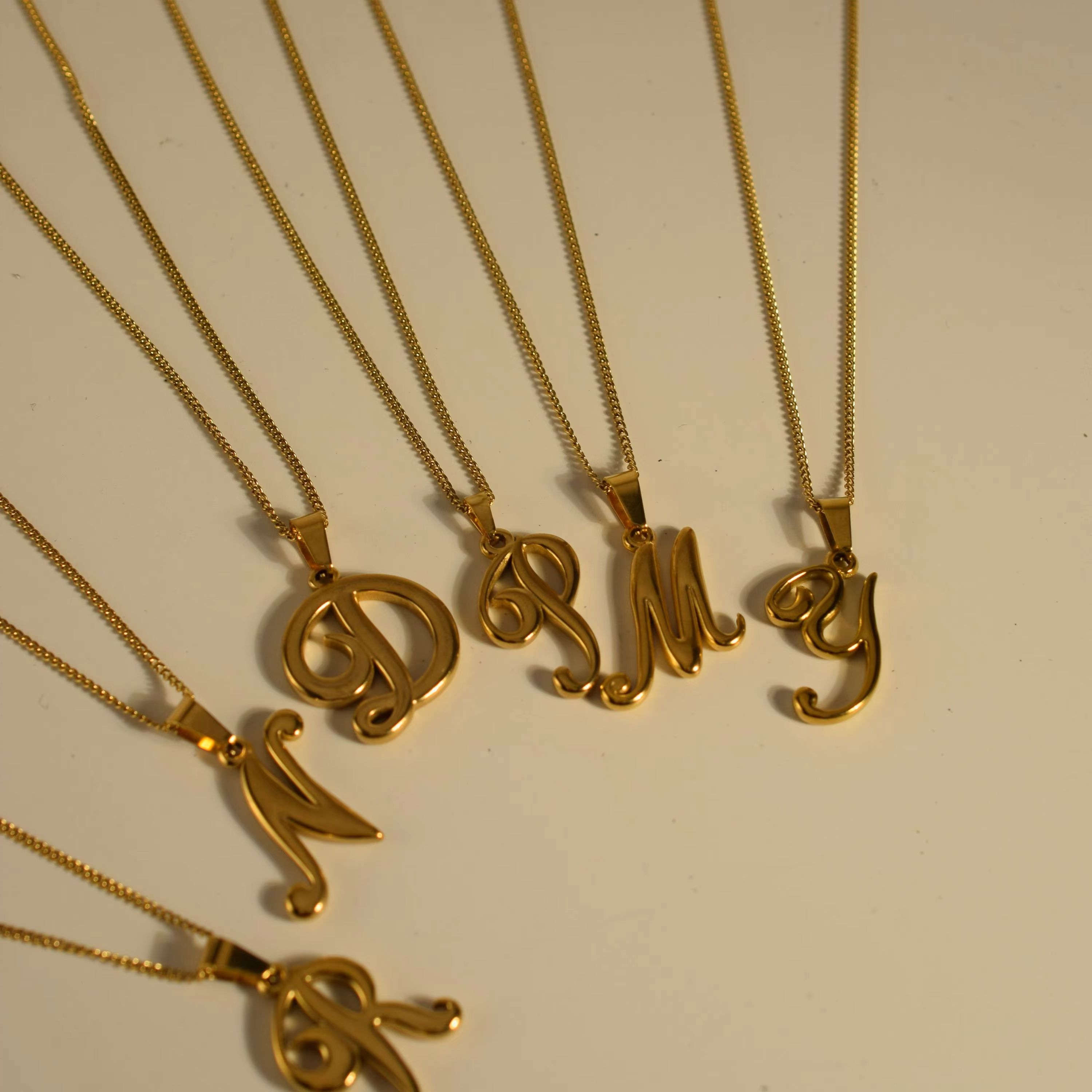 สร้อยคอจี้ตัวอักษรวินเทจสแตนเล - Initial Letter Necklace 18K Gold บทวิจารณ์และราคา