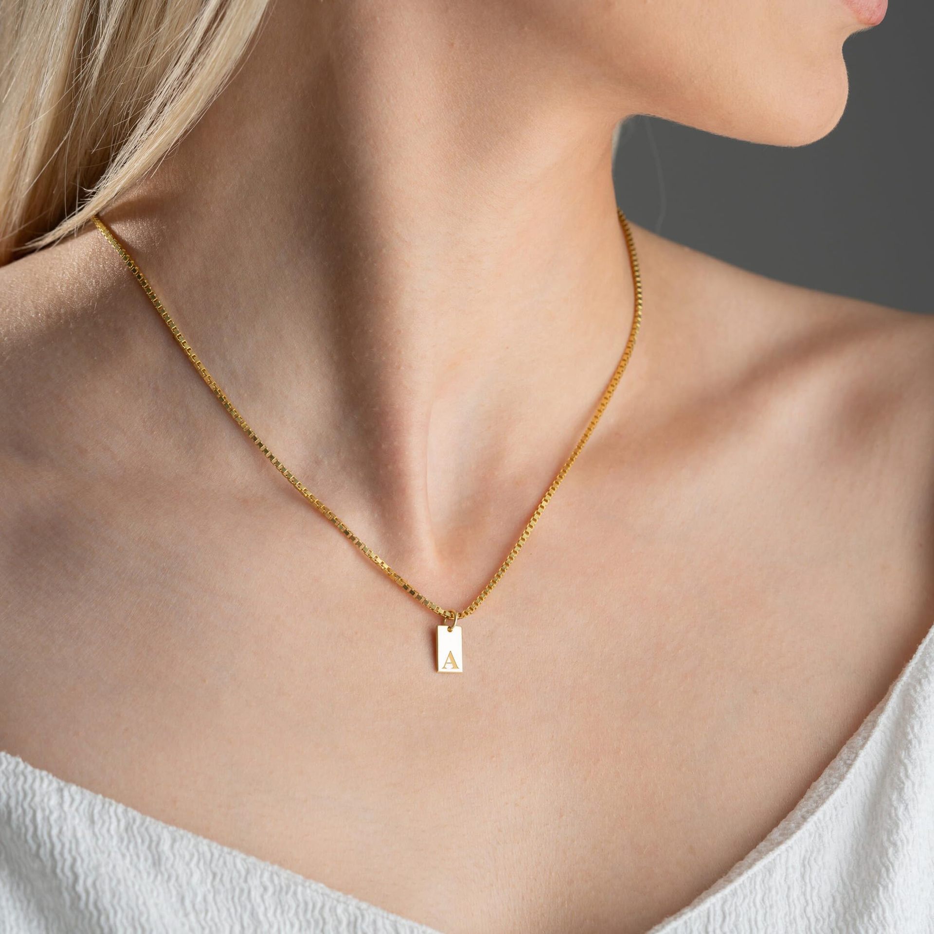 Tiny Square 26 ตัวอักษรเริ่มต้ - Initial Letter Necklace 18K Gold บทวิจารณ์และราคา